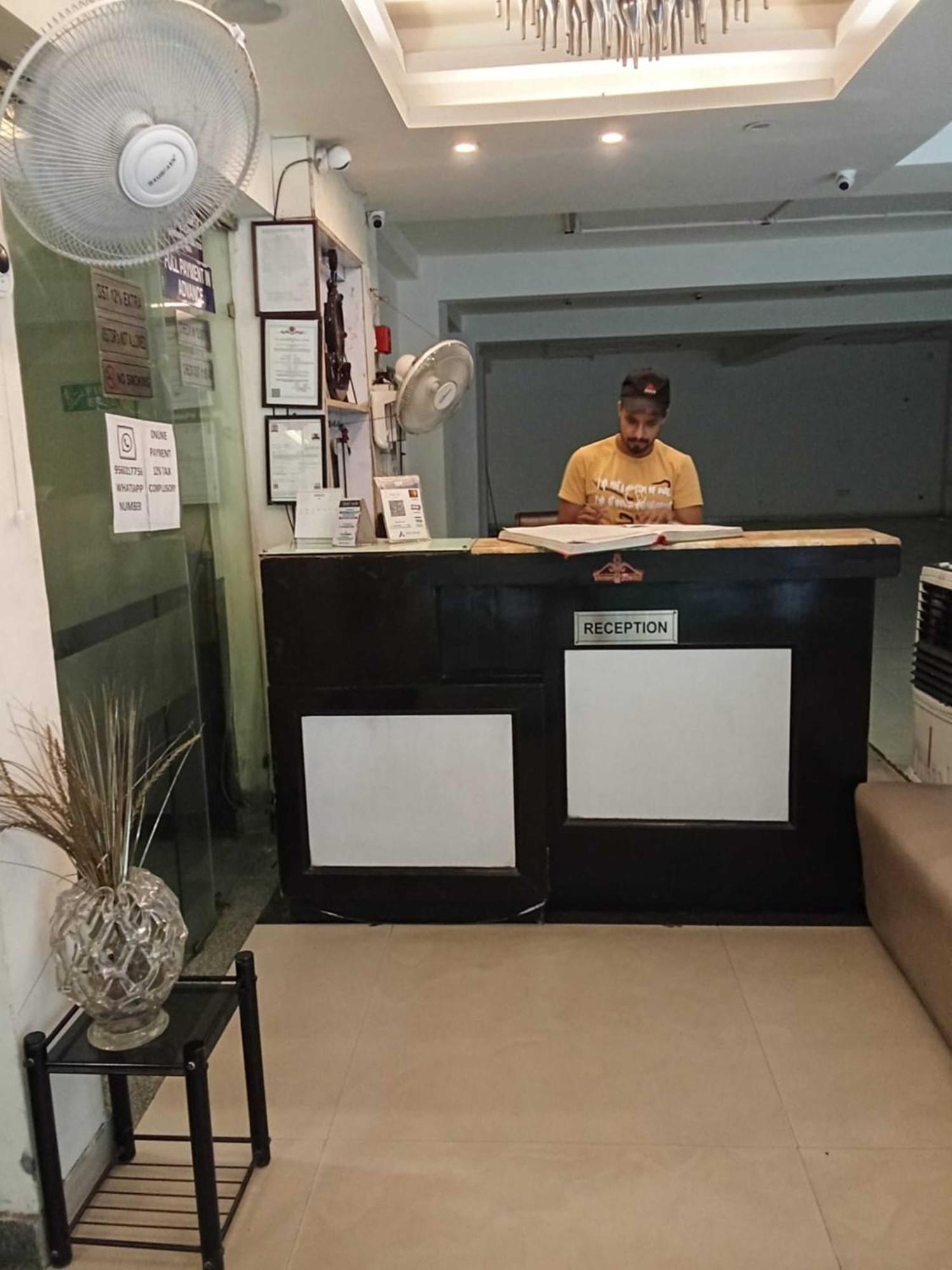 Paschim Vihar Hotel Deli Exterior foto
